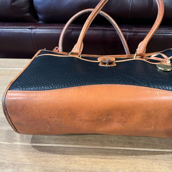 Dooney & Bourke vintage bag in very good pre loved condition measures 12x9x4” - Picture 3 of 6